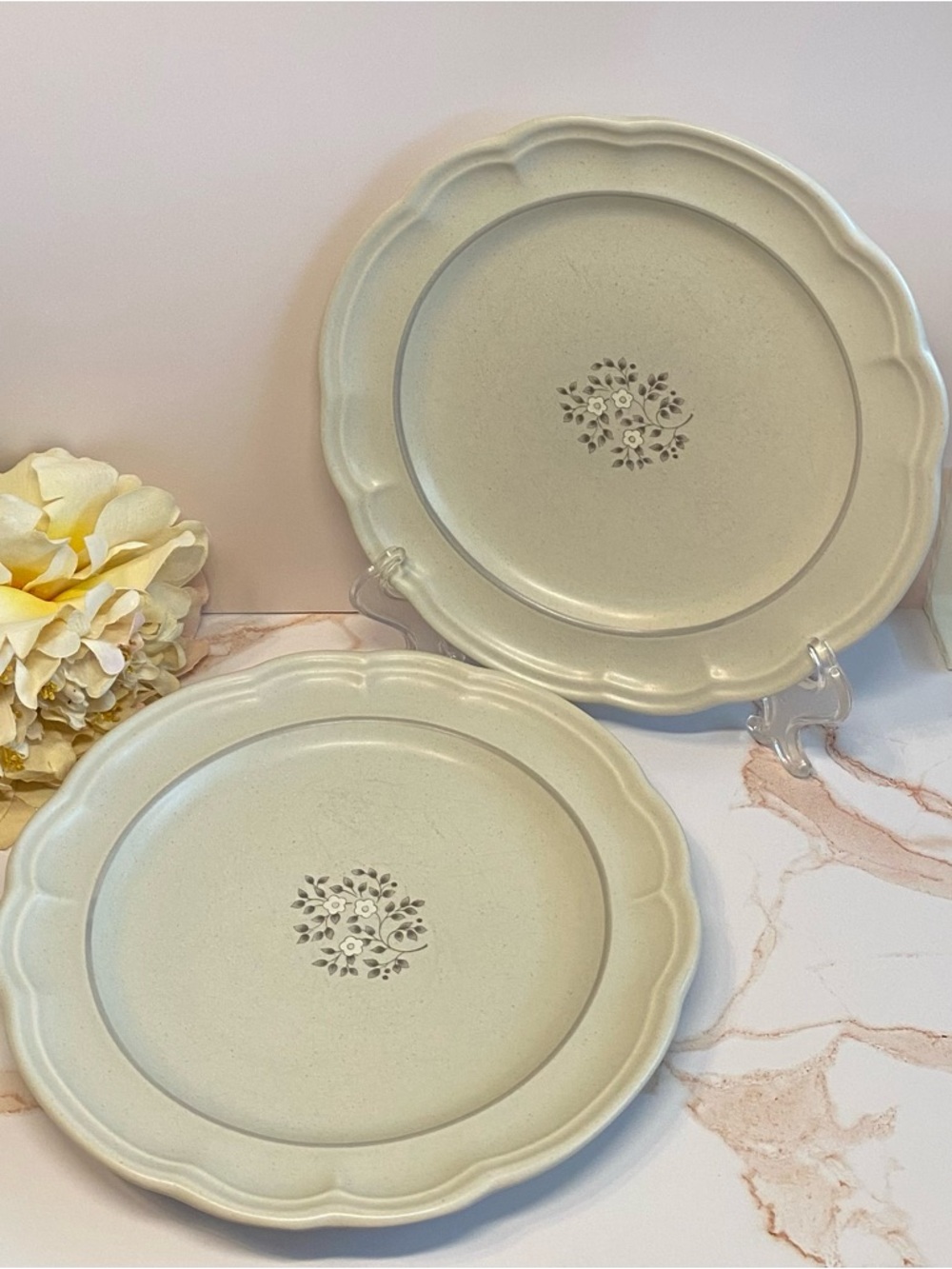 🏰  (2) Pfaltzgraff Heirloom Luncheon Plates - Picture 3 of 9